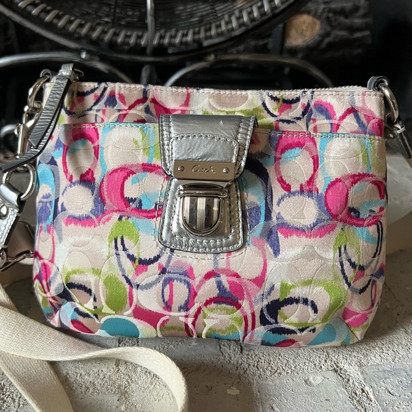 Coach Handbags - Coach Poppy Ikat Swingpack- gently used